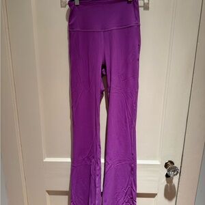 Lululemon women’s Moonlight Magenta flared leggings, size 4, EUC